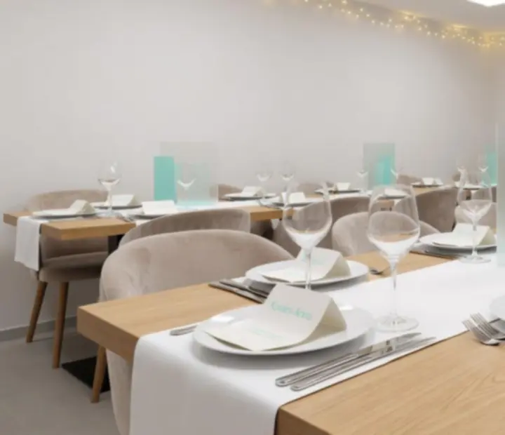 Elegáns privát vacsoraterem modern, világos enteriőrrel a Velvet Venue étteremben.